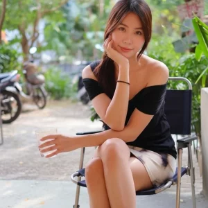 Visualprompt.org coworker wearing miniskirt 4e5234dd03