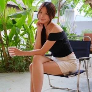 Visualprompt.org coworker wearing miniskirt f4f1ff9131