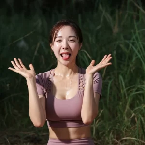 Visualprompt.org exercising at the han river wearing leggings. 09b8c1f067