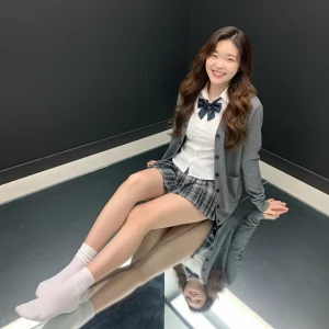 Visualprompt.org school uniform reflected in the mirror 0c72e009e1
