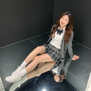 Visualprompt.org school uniform reflected in the mirror 574d2bd0ee