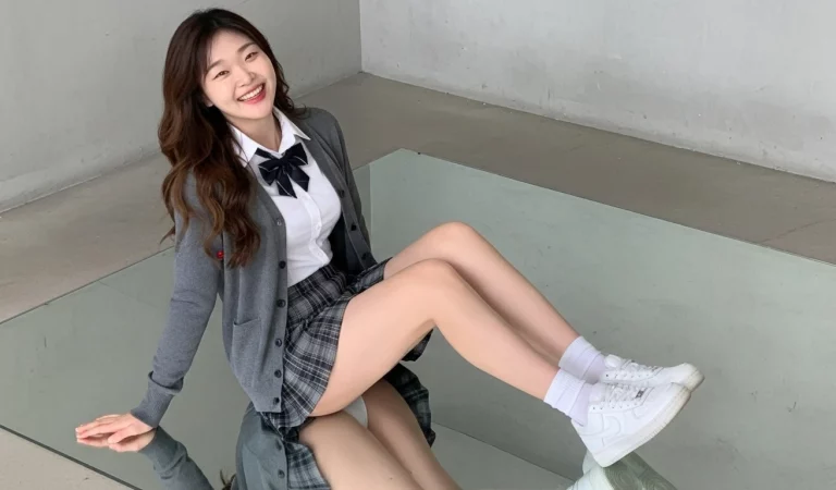 Visualprompt.org school uniform reflected in the mirror f52bcd7d0a